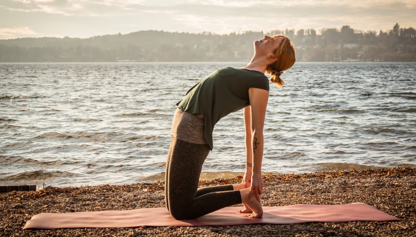 [wp-svg-icons custom_icon="shiftdownyoga" wrap="i"] Holistic Flow ab 4. Mai mit Geli