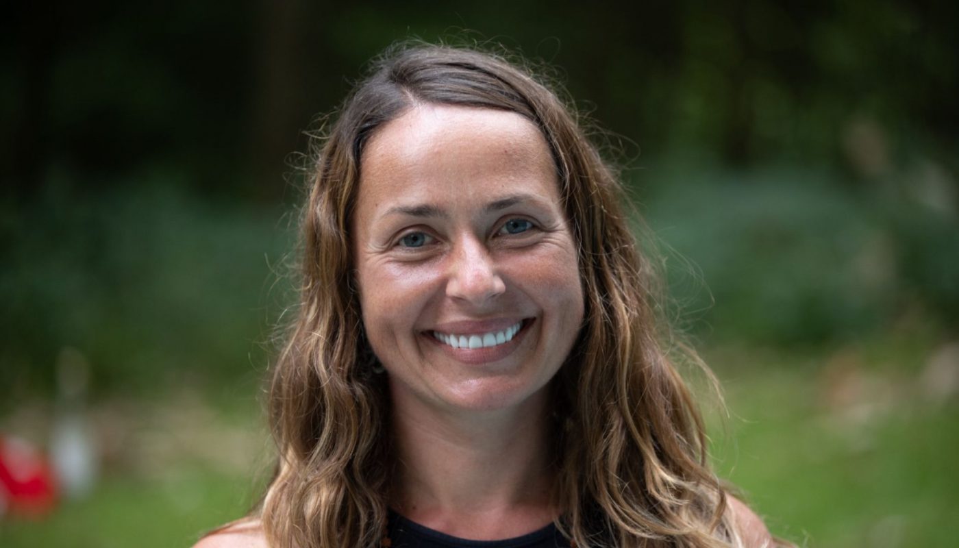 [wp-svg-icons custom_icon="shiftdownyoga" wrap="i"] Lunch Pilates mit Claudia – High Noon am Donnerstag