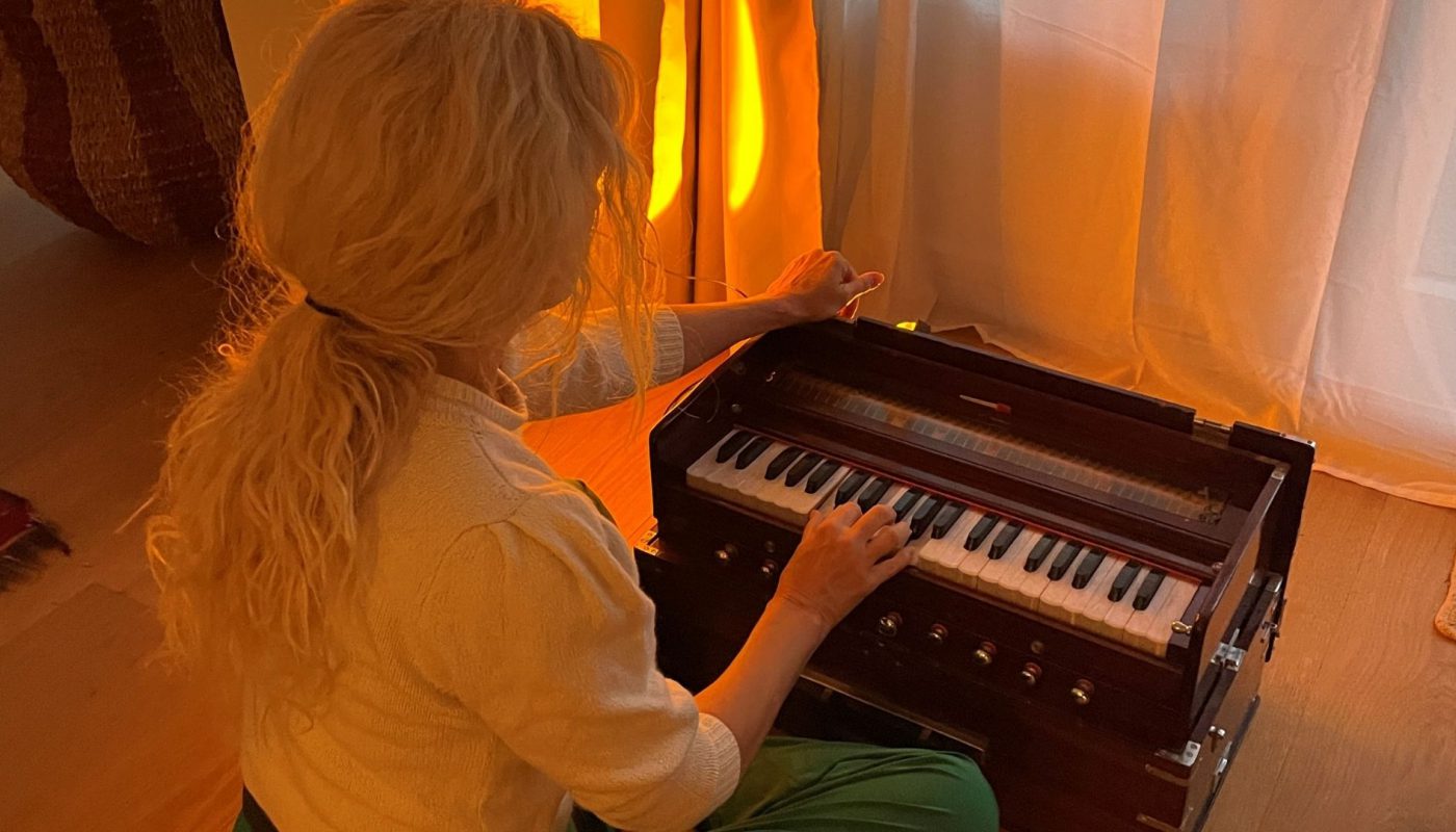 [wp-svg-icons custom_icon="shiftdownyoga" wrap="i"] Mindful Flow & Harmonium immer freitags mit Natascha